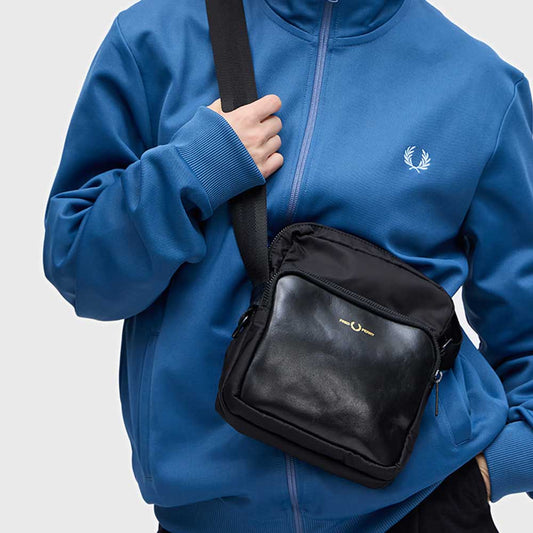 FREDPERRYフレッドペリーNylonTwillLeatherSideBagL7275774（BLACK/GOLD）ショルダーバッグボディバックサイドバッグ